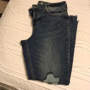 BNWOT Old Navy Rockstar Jeans with frayed leg